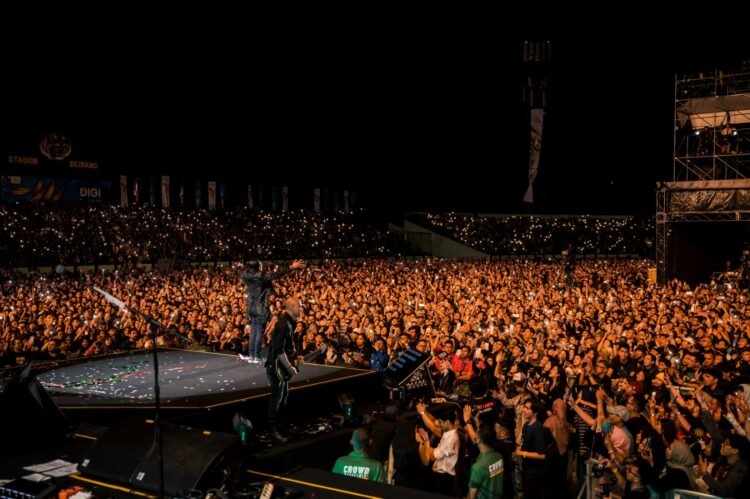 Konser Pesta Rakyat Dewa 19 30 Tahun Berkarya digelar di Stadion Siliwangi, Bandung, pada 5 Maret 2023.